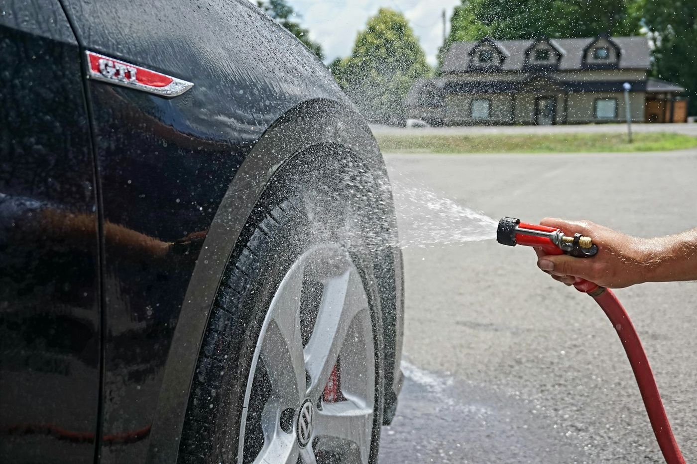 Vehicle being rinsed thoroughly before contact washing